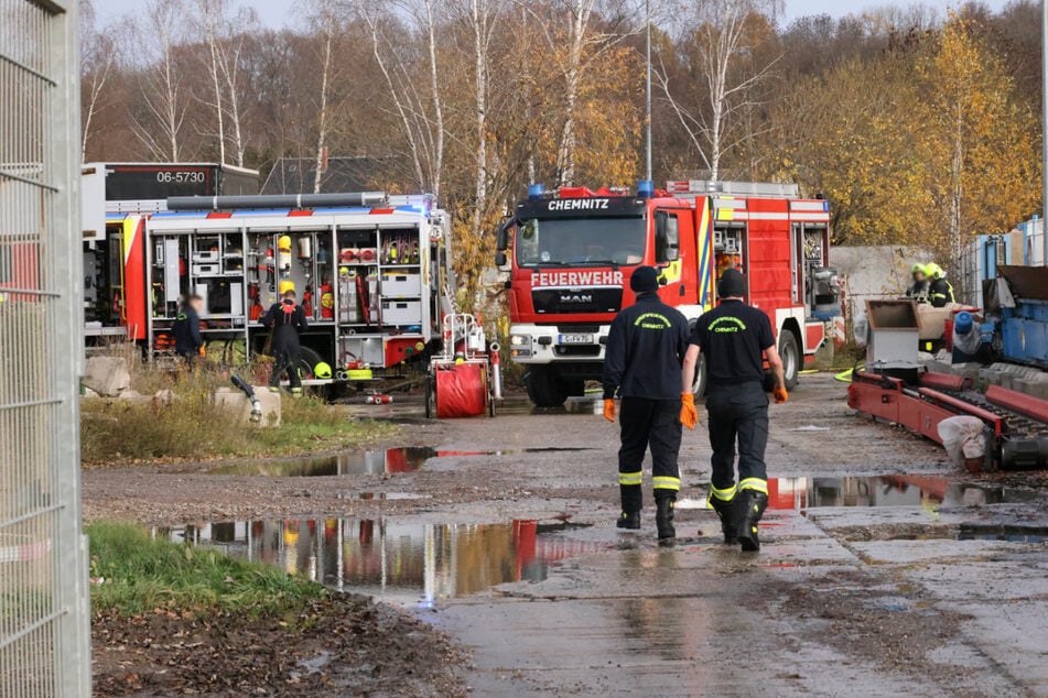 Die Feuerwehr löschte am Fischweg einen brennenden Container.