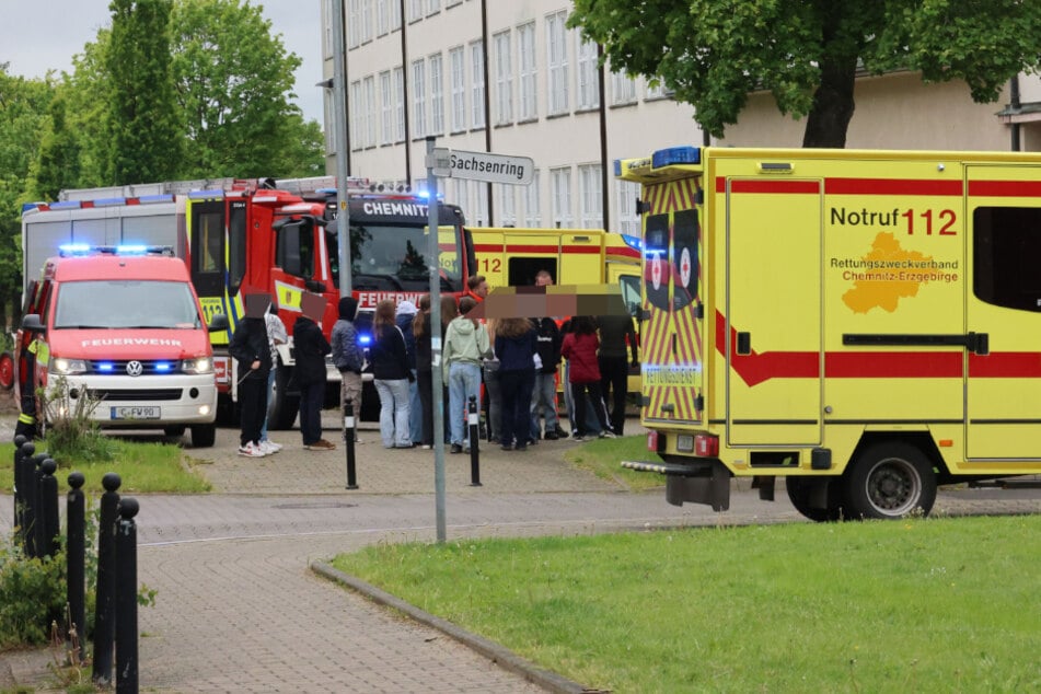 Chemnitz: Schule in Chemnitz evakuiert: Substanz auf Klo verteilt, acht Jugendliche im Krankenhaus