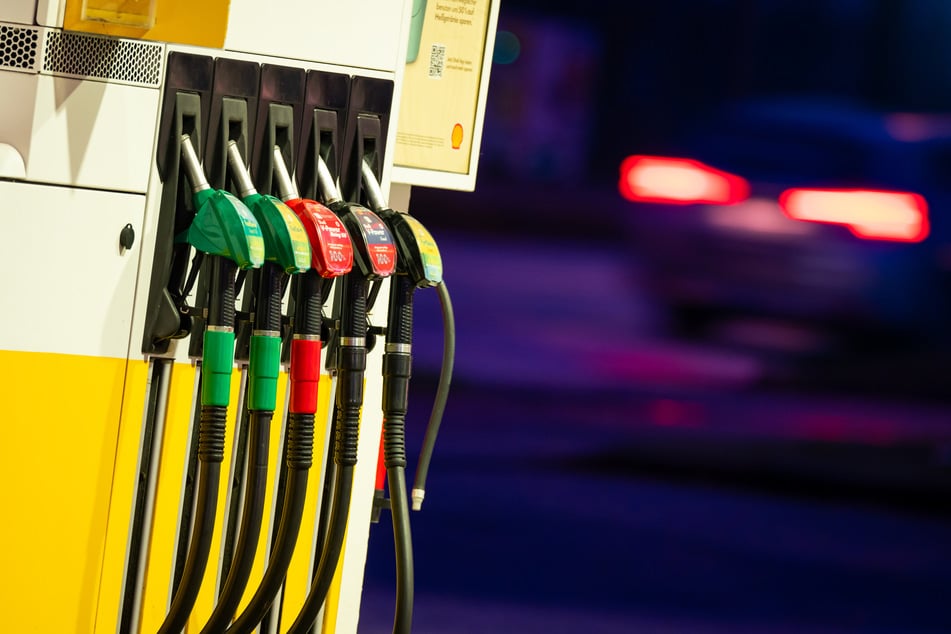 Zu Fuß zur Tankstelle lief ein BMW-Fahrer von der A5. (Symbolbild)