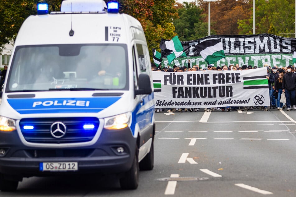 Hannover-Fans nehmen an einer Demonstration teil. Verbände befürchten, dass auf einem Treffen in München über ihre Köpfe hinweg entschieden wird.