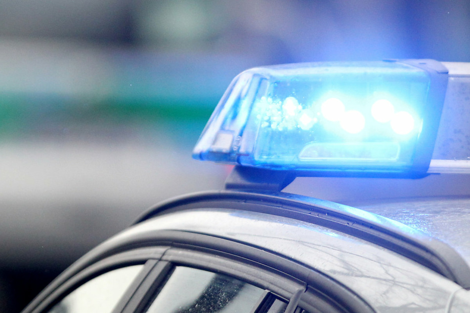 Unbekannter lauert junger Frau in Gebüsch auf und zieht sich vor ihr aus