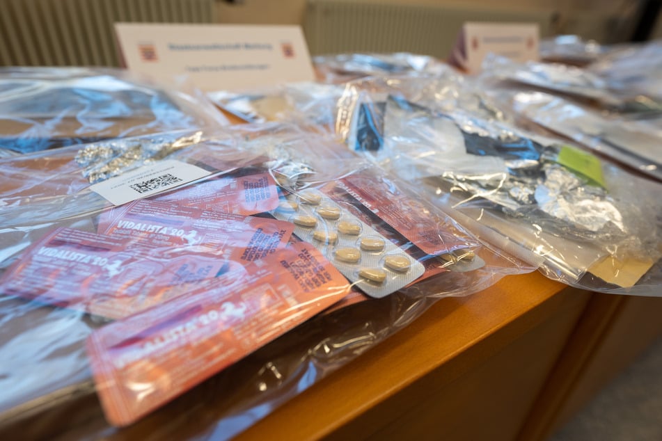 Medikamente und Drogen, die illegal per Brief versendet wurden, liegen bei der Staatsanwaltschaft auf einem Tisch. (Archivbild)