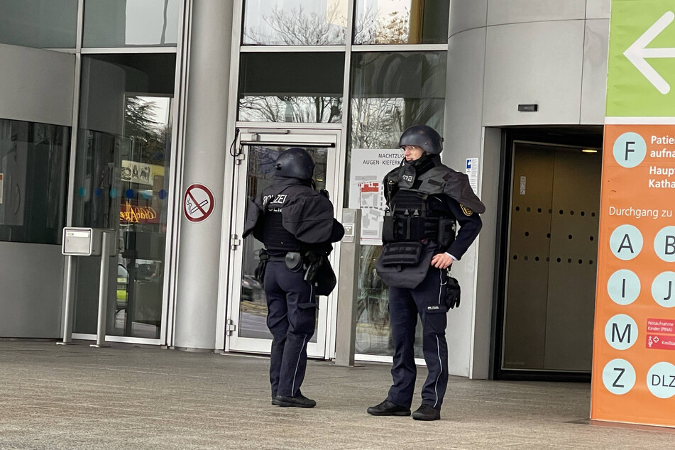 Polizisten überwachten den Eingang der Stuttgarter Uniklinik.