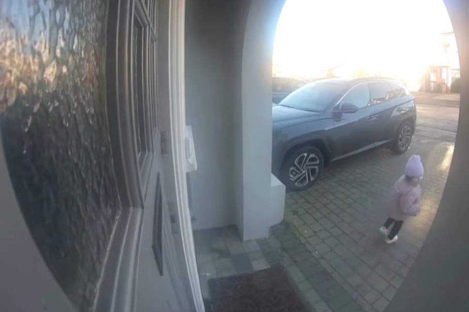 Afortunadamente, la pequeña no sigue caminando hacia la calle, sino que se detiene después de unos pasos.