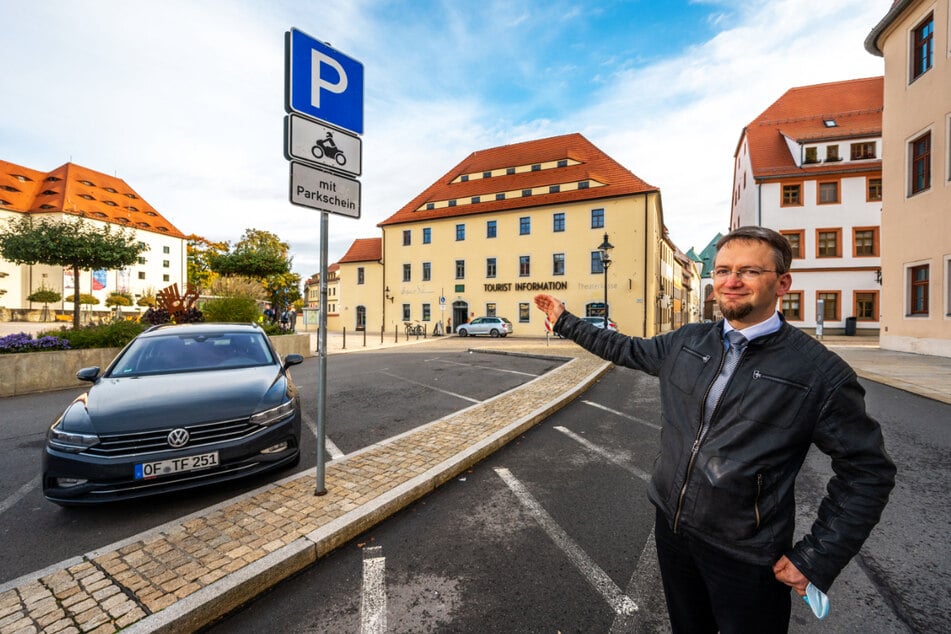 "Thema für Tourismus": Der Freiberger Stadtrat Jens Grigoleit (42, Freie Wähler) an den sechs Biker-Flächen am Schloßplatz.