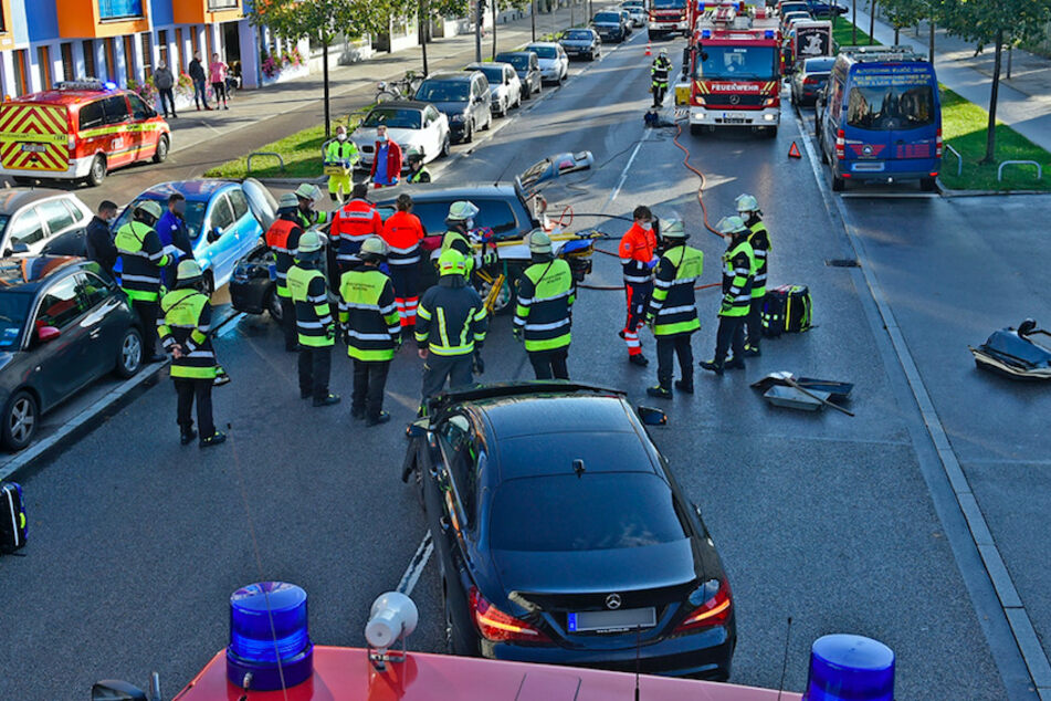 Während der Bergungsmaßnahmen und Unfallaufnahme wurde die Straße in München gesperrt.