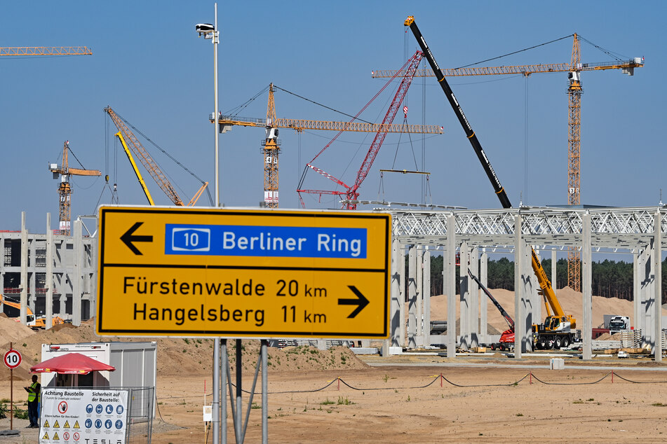 In Grünheide im Brandenburger Landkreis Oder-Spree entsteht die künftige Tesla Giga-Factory von Elon Musk. Nun hat die Gegend aber erstmal den kritischen Schwellenwert an Corona-Neuinfektionen überschritten.