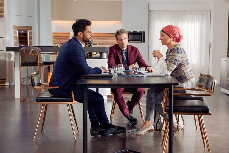 Dass Nazan mit ihrem Geschäftspartner Tarik Aydin flirtet, passt Felix überhaupt nicht.
