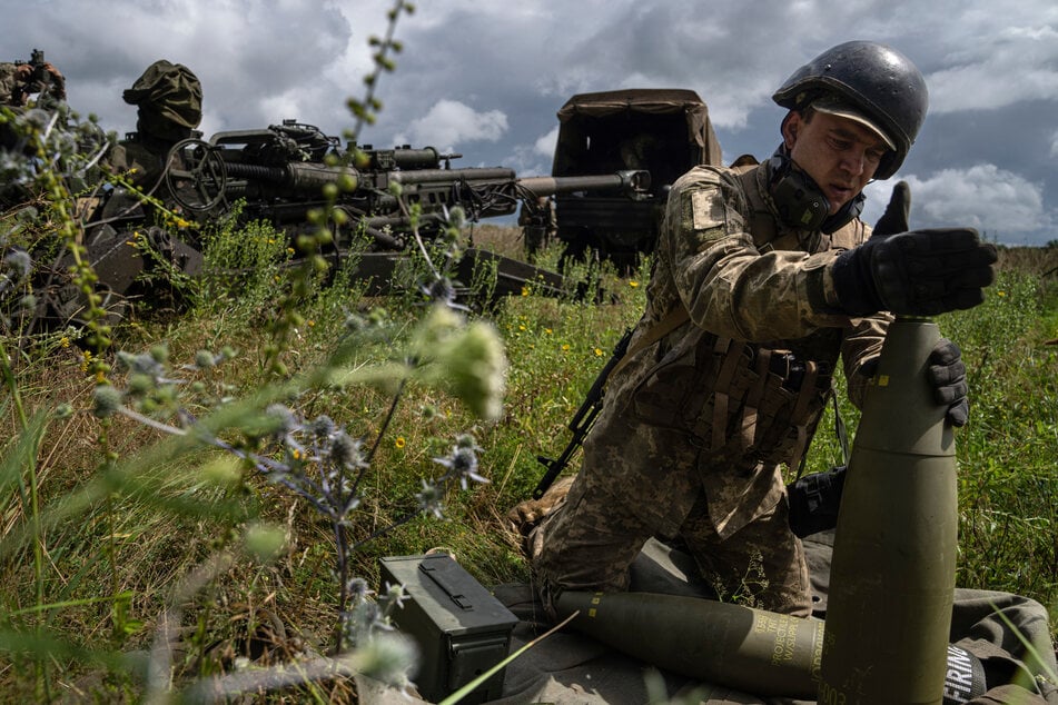 Charkiw: Ein ukrainischer Soldat installiert einen Zünder für eine 155-mm-Artilleriegranate, bevor er mit einer von den USA gelieferten Haubitze des Typs M777 auf russische Stellungen schießt.