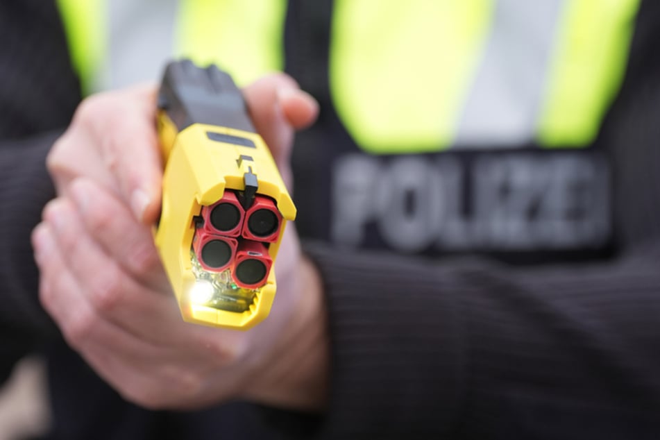 Berlin: Mann auf Drogen schließt Besucher in Wohnung: Polizei setzt Taser ein