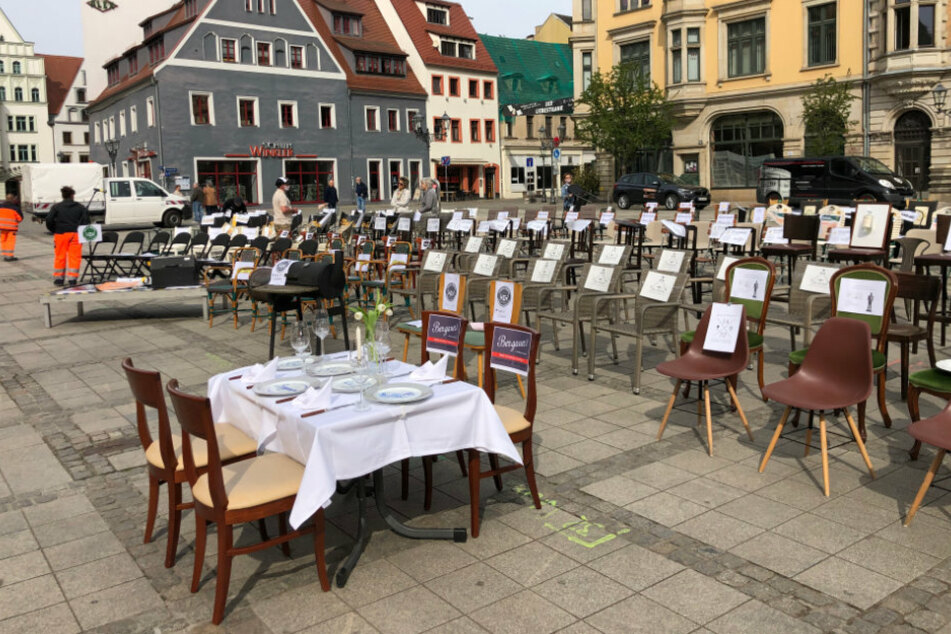 In Zwickau haben Gastronomen ihre leeren Stühle auf den Hauptmarkt gestellt.