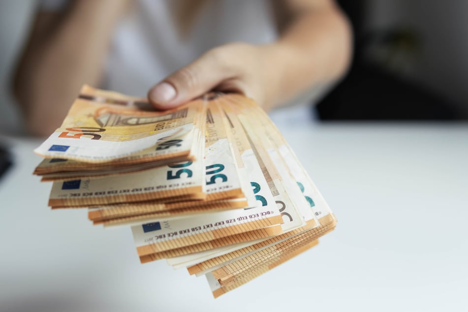 Eine falsche Staatsanwältin und ihr Geldabholer sollen 634.000 Euro mit einer Betrugsmasche erbeutet haben. (Symbolfoto)