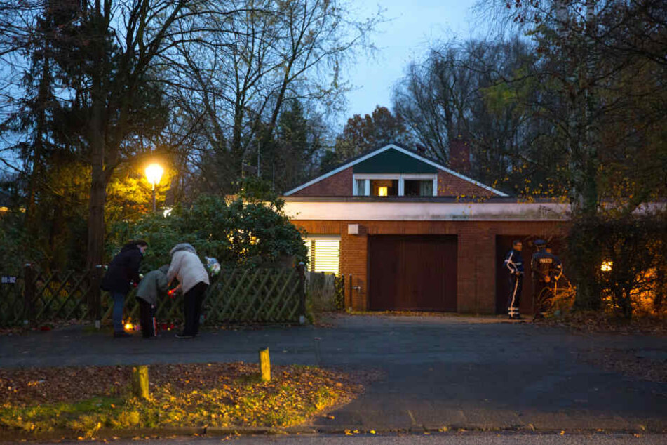 Bürger legen vor dem Haus von Altkanzler Helmut Schmidt Blumen nieder. Das Wohnhaus von Altkanzler Helmut Schmidt in Hamburg-Langenhorn soll zumindest teilweise der Öffentlichkeit zugänglich gemacht werden.