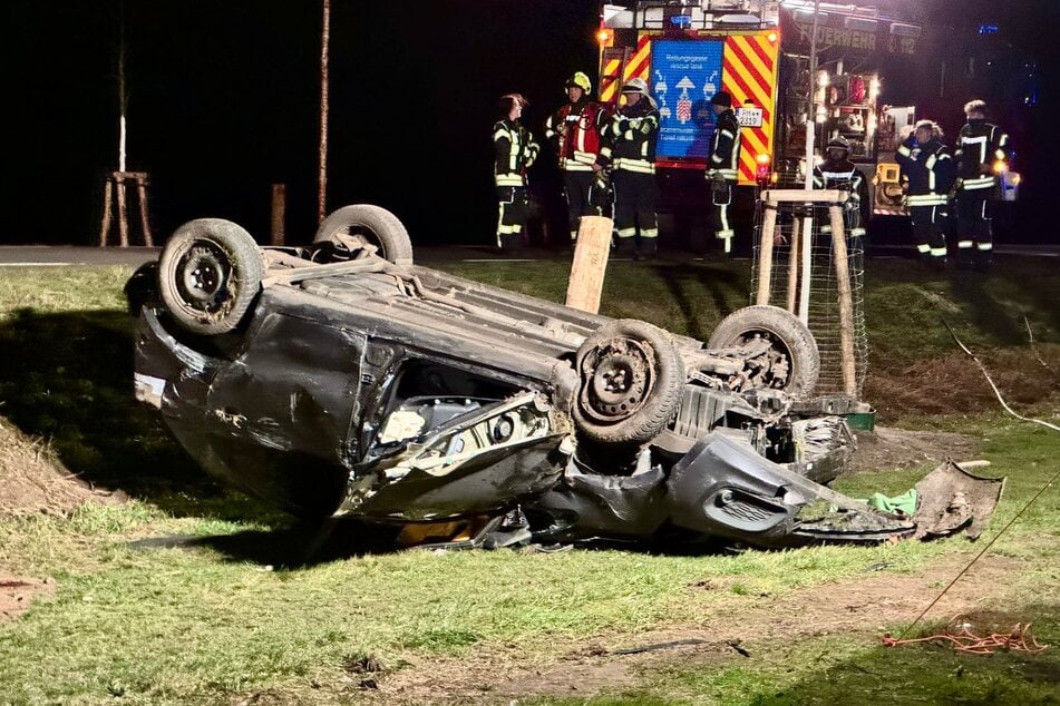 Das Auto überschlug sich, sodass der Fahrer eingeklemmt wurde.