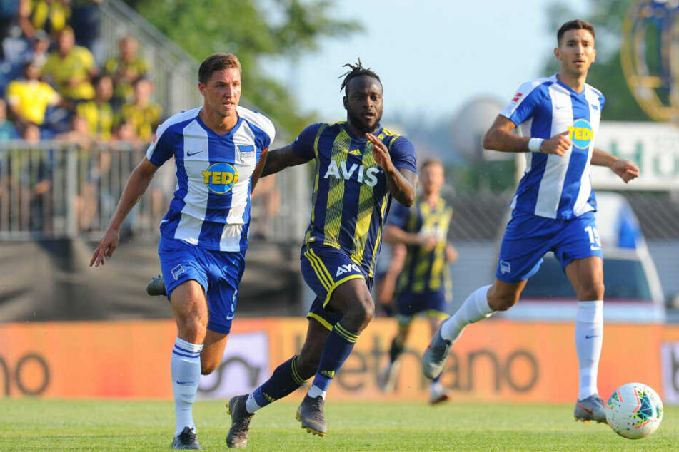 Niklas Stark im Zweikampf mit Victor Moses.