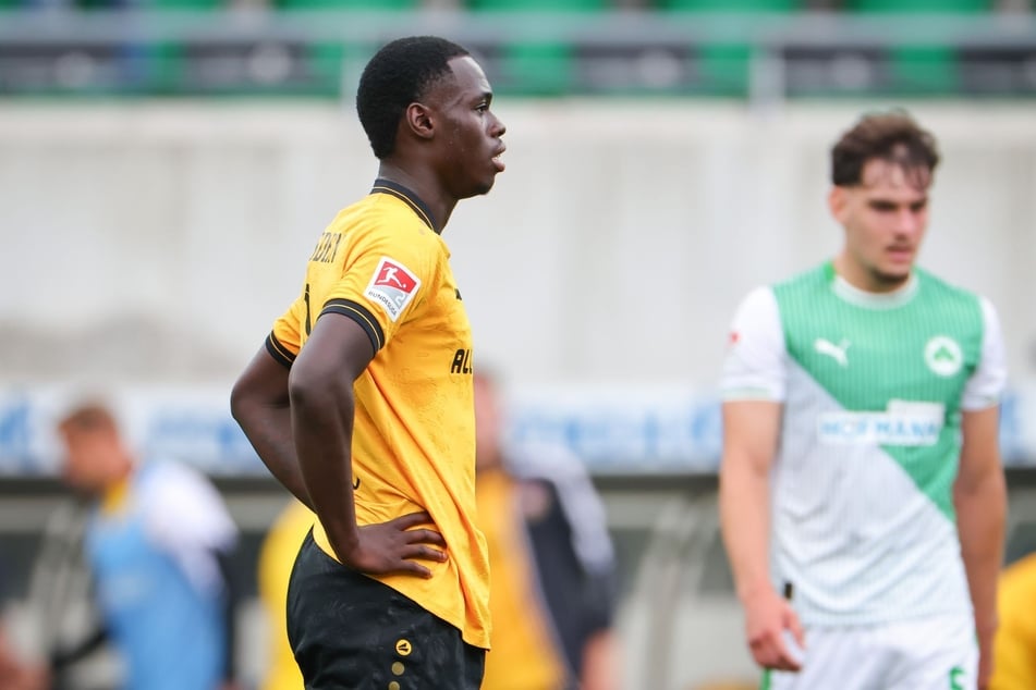 Kofi Amoako gibt sein Startelf-Debüt.