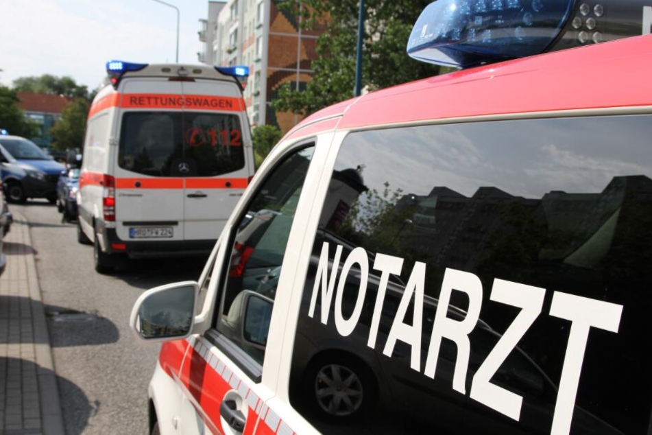 Rettungskräfte eilen zur Unfallstelle.
