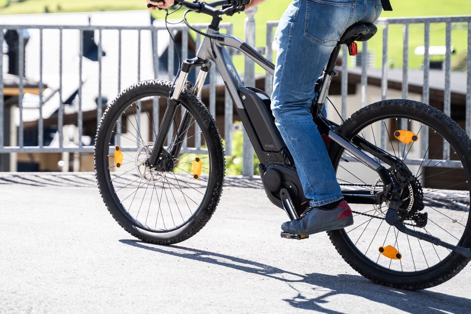 In Magdeburg wurde ein E-Bike-Fahrer von einem Kleinwagen erfasst. (Symbolbild)