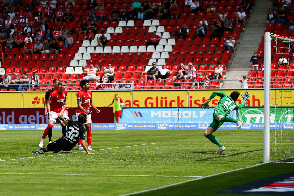 Nach 22 Minuten gingen die Westsachsen in Führung. FSV-Spieler Dominic Baumann (nicht im Bild) trifft zum 1:0 gegen Torwart Marc Richter (r.).