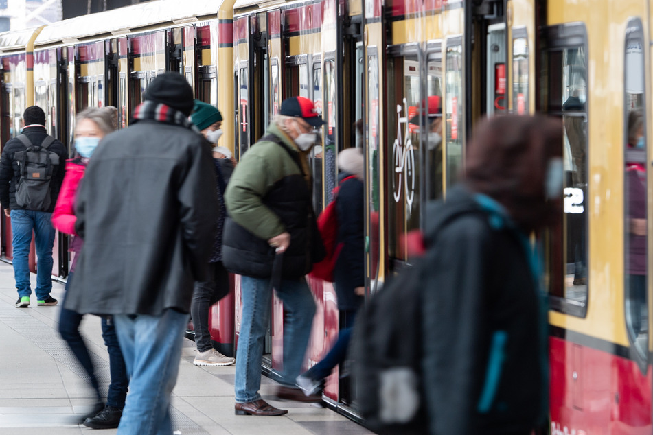 Fahrgäste mit Mund-Nasen-Bedeckungen steigen am Bahnhof Friedrichstraße in Mitte in eine S-Bahn. Seit den erneuten Lockdown-Maßnahmen vom November beschleunigt sich die Abwanderung von Stammkunden bei Bussen und Bahnen.