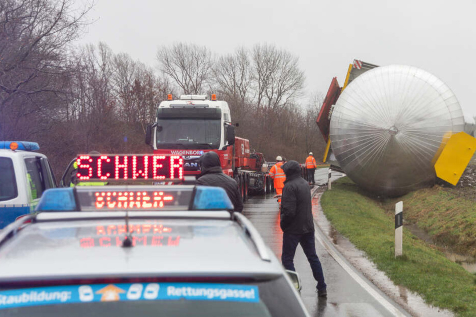 Der Behälter liegt im Straßengraben.