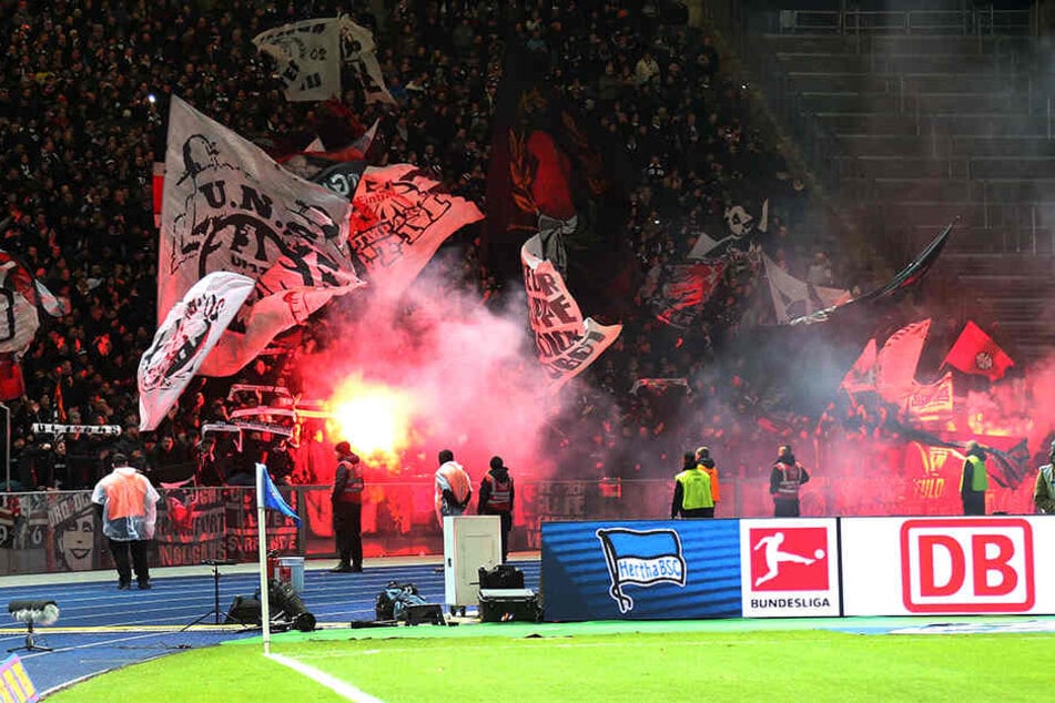 Vor und während der Bundesliga-Partie gegen Hertha BSC machten die Fans der Eintracht auf sich aufmerksam - nun muss der Club zahlen.