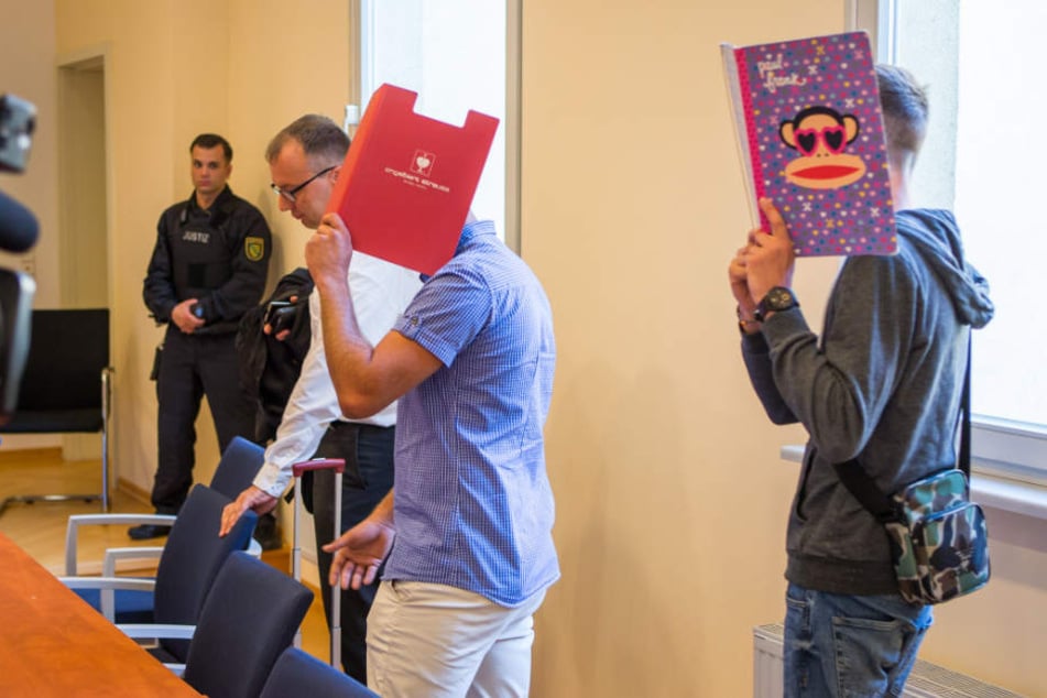 Die Angeklagten Dennis W. (l.) und Martin K. beim Prozess vor etwa einem Jahr. Das Amtsgericht verurteilte die Männer damals zu einer Haftstrafe von einem Jahr und acht Monaten.