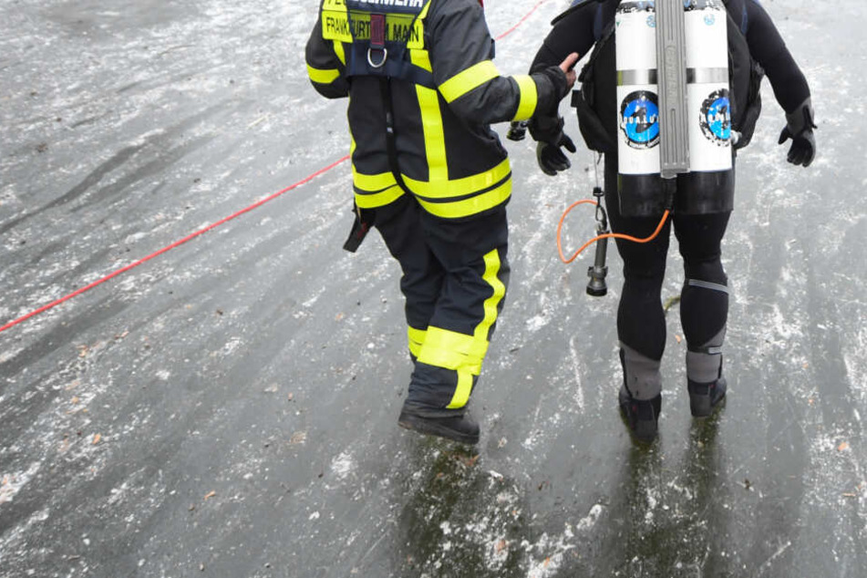 Die Feuerwehr musste den Leichnam unter dem Eis bergen und aus dem Teich ziehen. (Symbolbild)