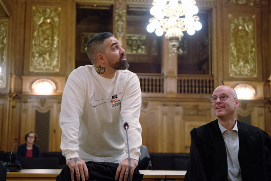 Bushido (l.), Rapper und Musikproduzent, steht neben seinem Anwalt in einem Saal des Bundesverwaltungsgerichtes.