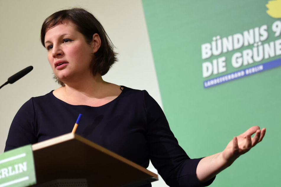 Die Berliner Fraktionsvorsitzende Antje Kapek (Bündnis90/Die Grünen) spricht am 24.11.2016 beim kleinen Parteitag der Berliner Grünen in Berlin.