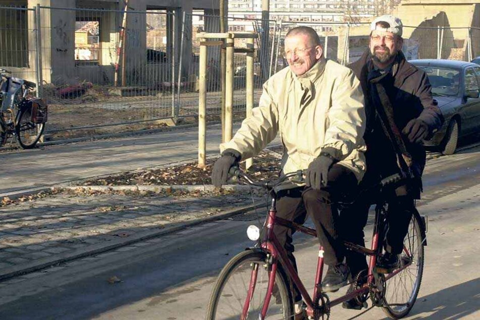 2001 radelte der Straßenchef mit dem damaligen Ortsamtsleiter Dietrich Ewers (†79) über die wieder befahrbare Arnoldstraße in der Johannstadt.
