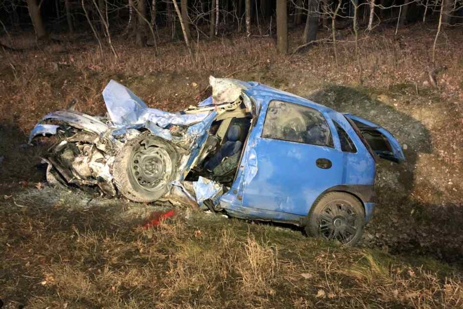 Das Auto des Opel-Fahrers wurde bei dem Crash extrem zusammengedrückt. Der Fahrer verstarb noch an der Unfallstelle.