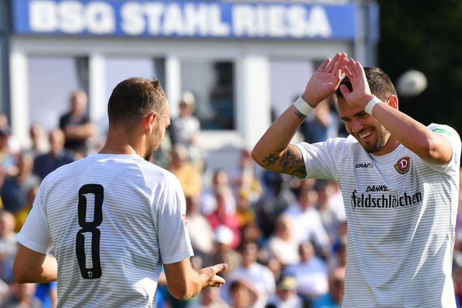 Rico Benatelli (l.) und Pascal Testroet klatschen nach ihrem Doppelschlag ab.