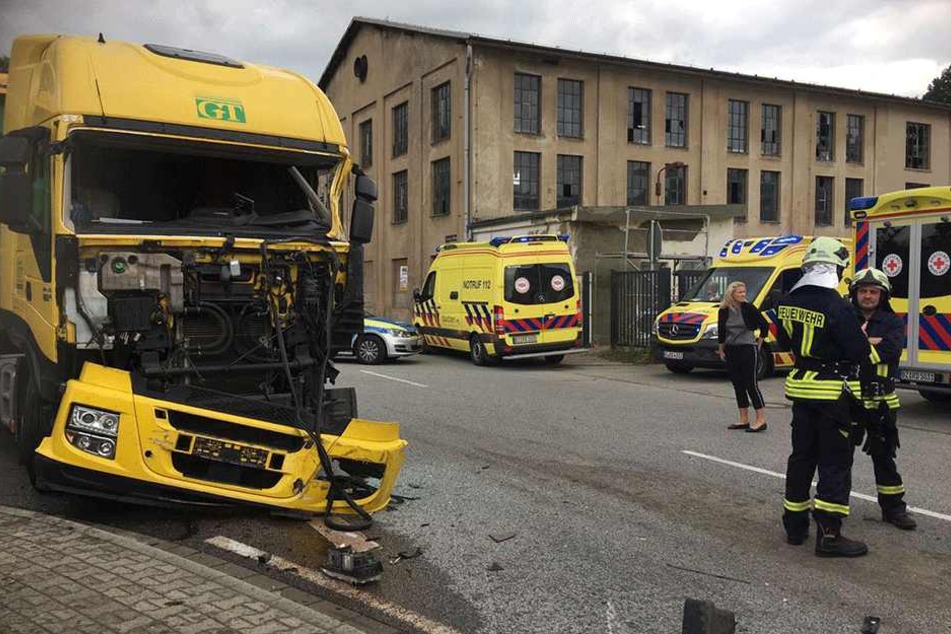 Der LKW-Fahrer (56) kam schwerverletzt ins Krankenhaus.