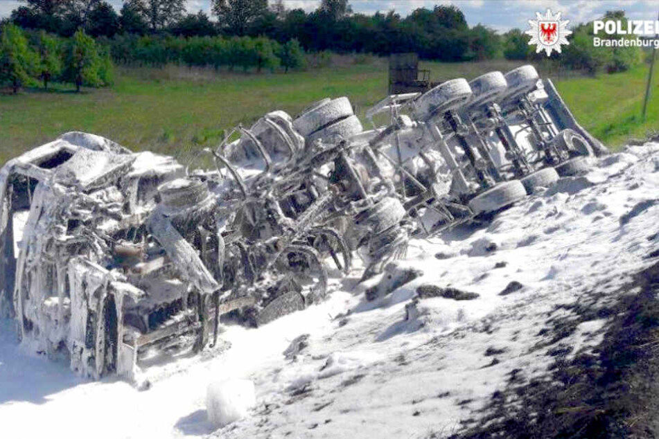 Ein Lkw hat nach einem Unfall Feuer gefangen.