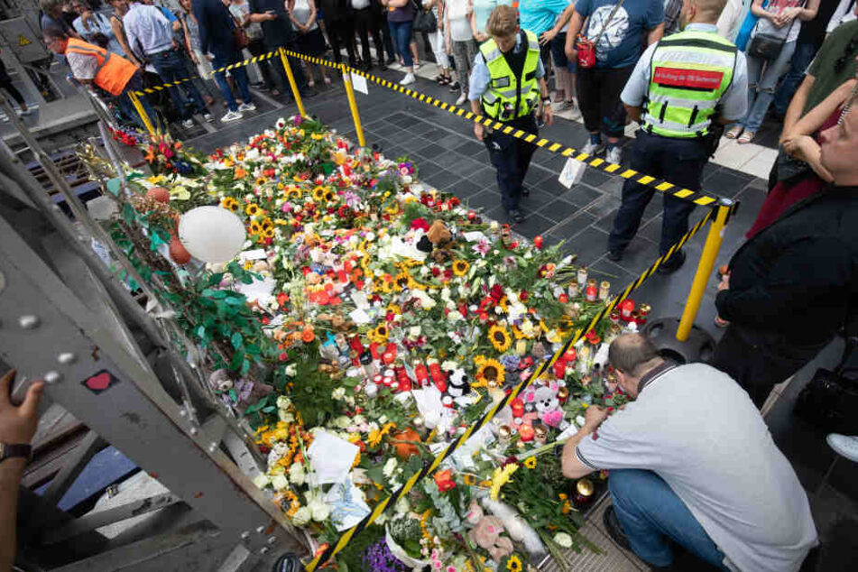 Zahlreiche Blumen, Kuscheltiere und Briefe wurden am Unglücksgleis abgelegt.