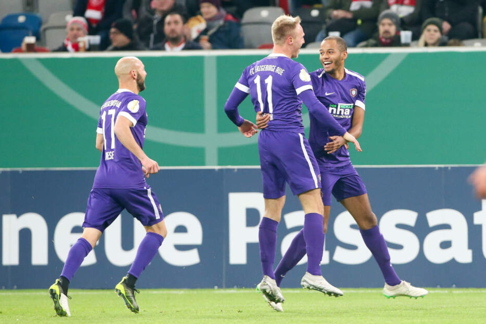 Florian Krüger (M.) freut sich mit Louis Samson über seinen Pokal-Treffer, Philipp Riese eilt zur Gratulation herbei.