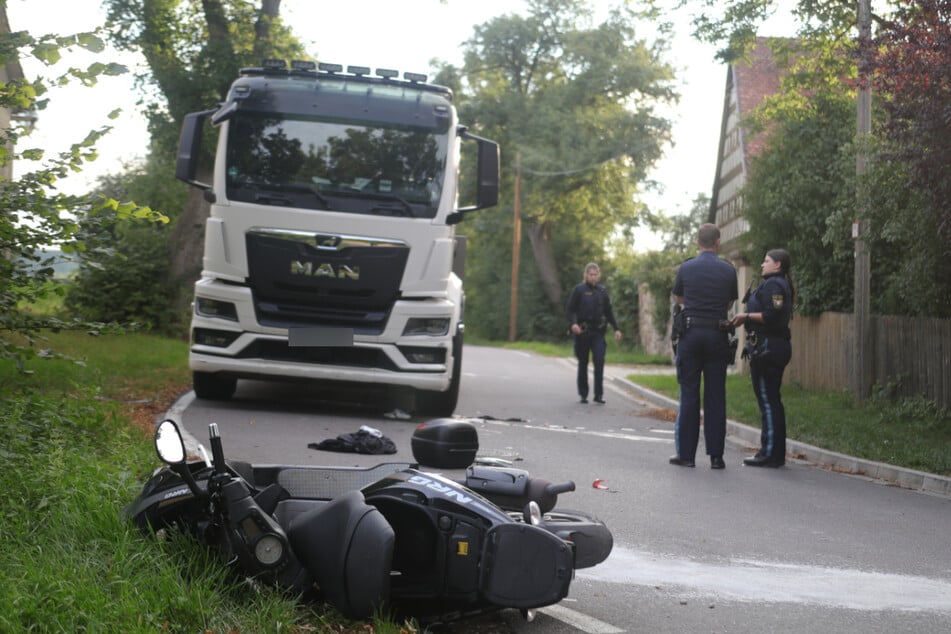 Der Roller schleuderte aus der Kurve und blieb an der Straßenseite liegen.