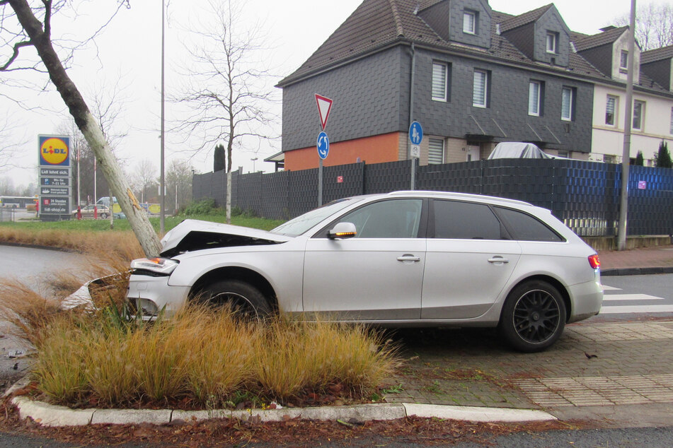 Der Audi-Fahrer wollte einen Kreisverkehr passieren und ist dabei gegen einen Baum auf einer Verkehrsinsel gefahren.