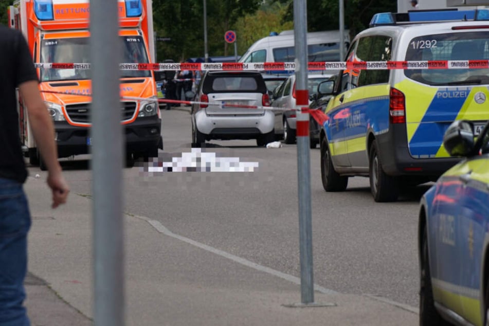 Am Abend der Tat: Das Opfer liegt auf der Straße, unter einer Plane.