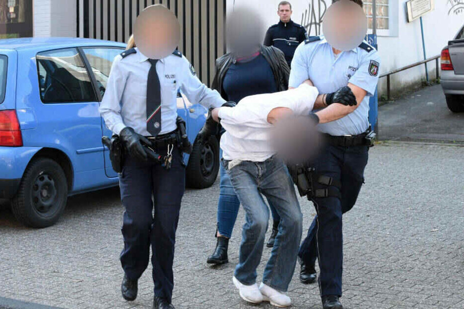 Der 19-Jährige wird nach seiner Irrfahrt von zwei Polizisten abgeführt.