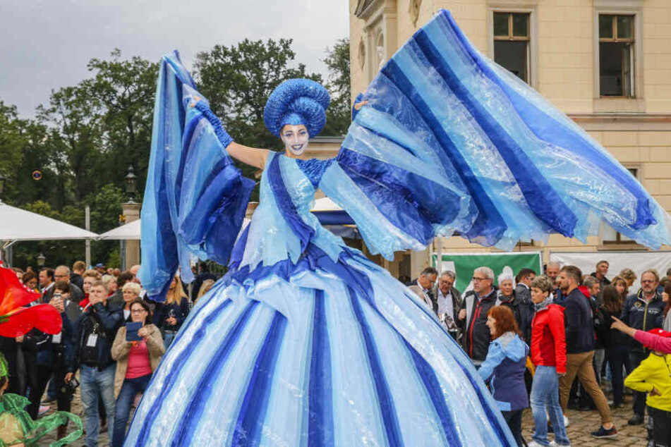 Bunt kostümierte Stelzenläufer der "Dulce Compania" begrüßten die Gäste am Eingang von Schloss Albrechtsberg.