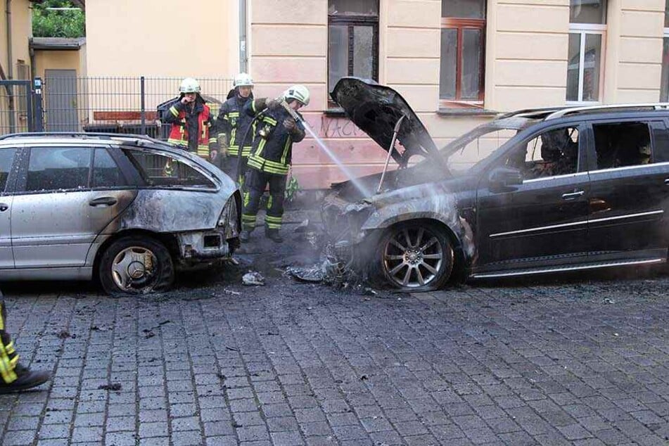 Um 4.32 Uhr ging die erste Meldung über die angezündeten Geländewagen bei der Leipziger Feuerwehr ein.