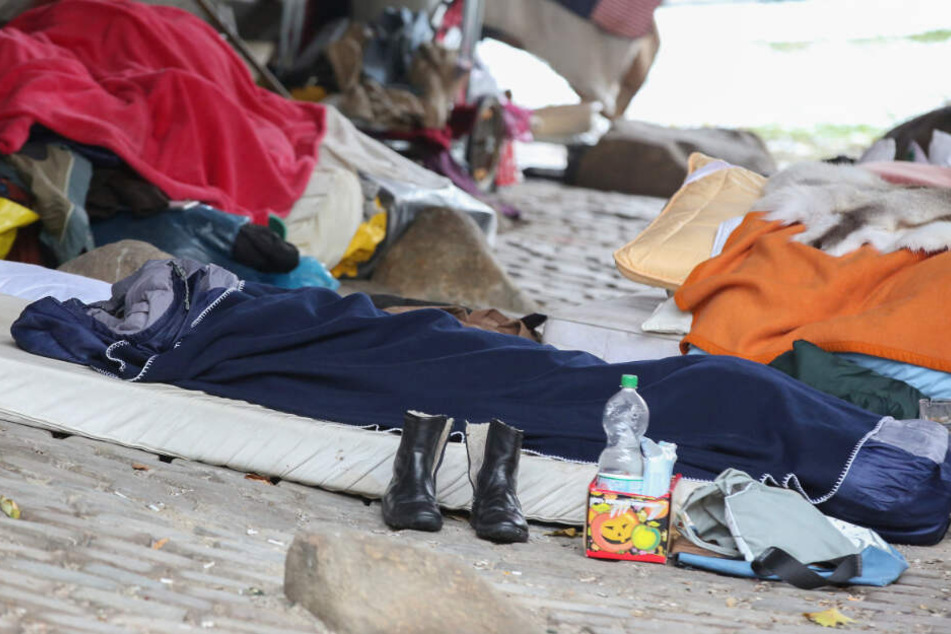 In Hamburg hausen zahlreiche Obdachlose trotz der Kälte weiter im Freien.