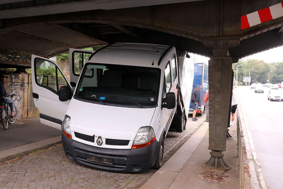 Der Transporter steckt erstmal fest.