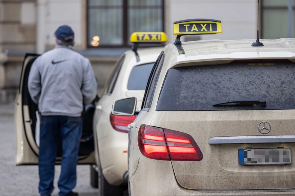 Die Mindestlohn-Erhöhung lässt die Taxipreise in Sachsen deutlich steigen.