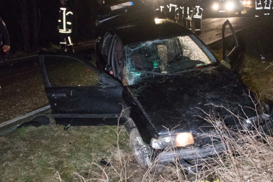 Das Auto landete im Seitengraben, drei Menschen wurden bei dem Unfall verletzt.