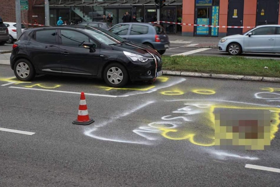 Die Polizei markierte auf der Straße die Unfallpositionen.