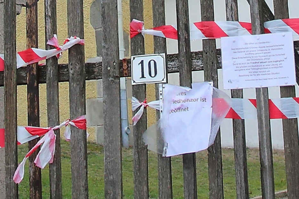 Ein Hinweisschild am Eingangstor bittet um Verständnis.