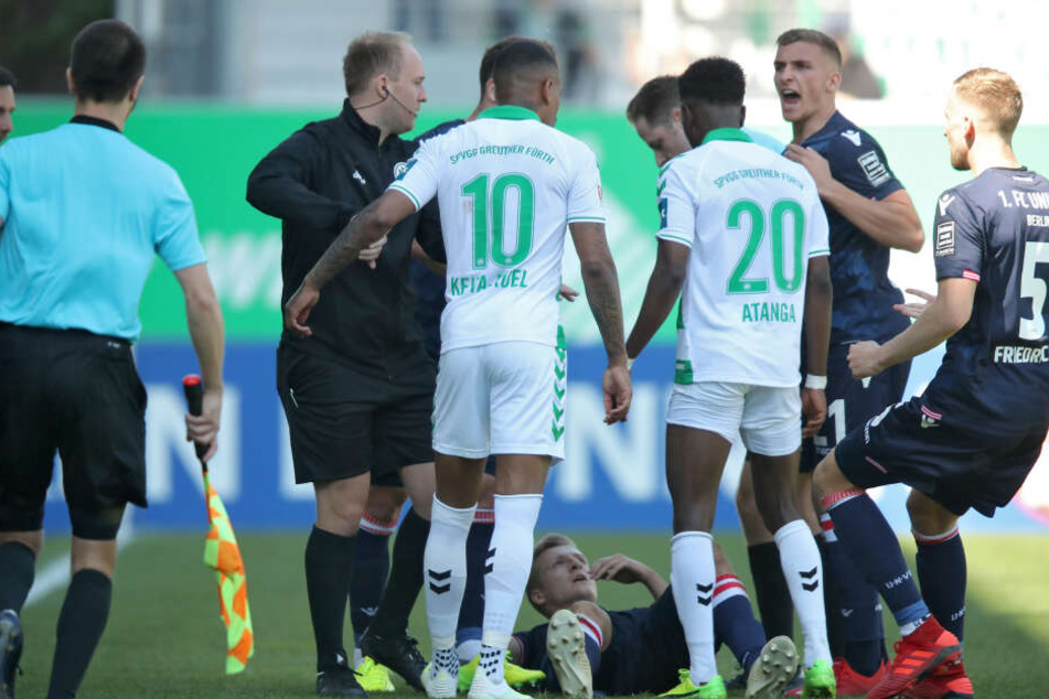 Fürths Zehner ,Daniel Keita-Ruel, sieht nach seiner Tätlichkeit die rote Karte.